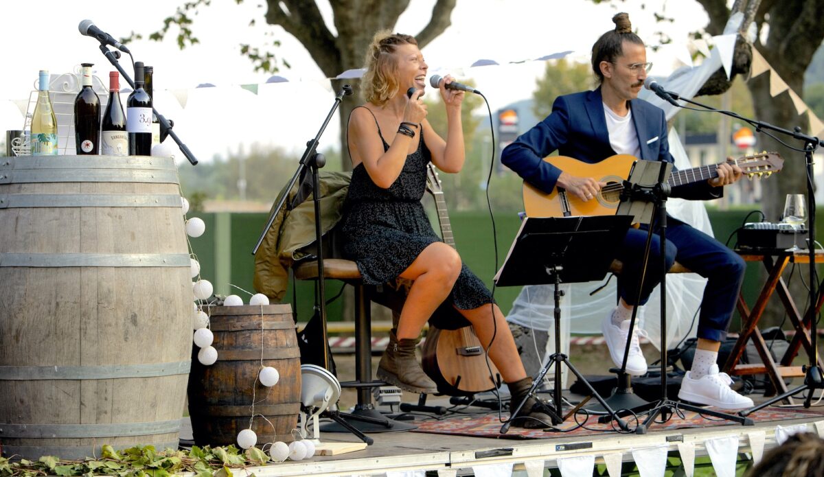 MUSICA PER APERITIU DE CASAMENT - MUSICA EN DIRECTE PER CASAMENTS - MUSICA PER CERIMONIA DE CASAMENT - DUET MUSICAL PER BODES - CASAMENTS DE CATALUNYA - LATRUP DUET